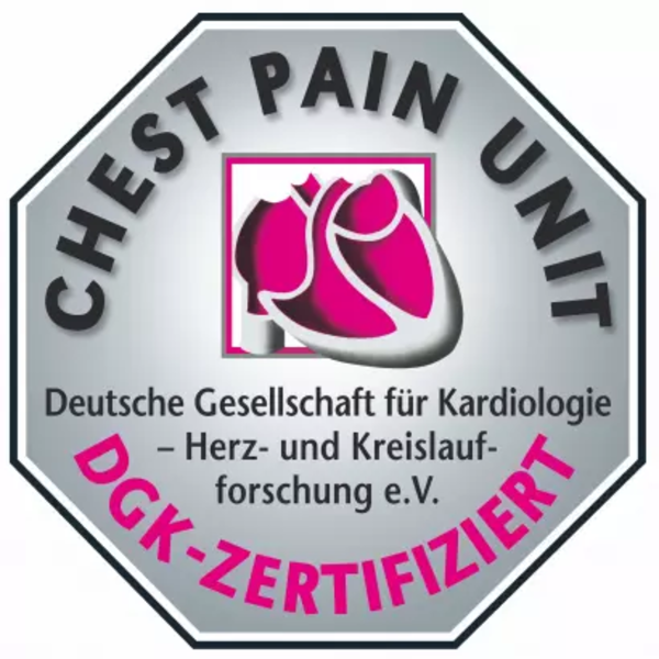 Achteckiges Logo mit stilisiertem Herz in der Mitte und dem Text 'CHEST PAIN UNIT'
