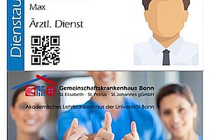 Dienst-Ausweis für Max Mustermann, Ärztlicher Dienst, Gemeinschaftskrankenhaus Bonn mit QR-Code; darunter drei Personen in blauer medizinischer Kleidung zeigen Daumen hoch