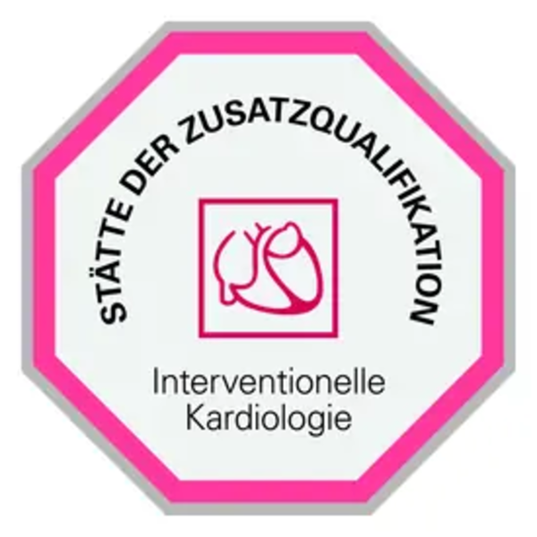 Achteckiges Siegel mit der Aufschrift 'STÄTTE DER ZUSATZQUALIFIKATION' und 'Interventionelle Kardiologie' sowie einem stilisierten Herzsymbol in der Mitte
