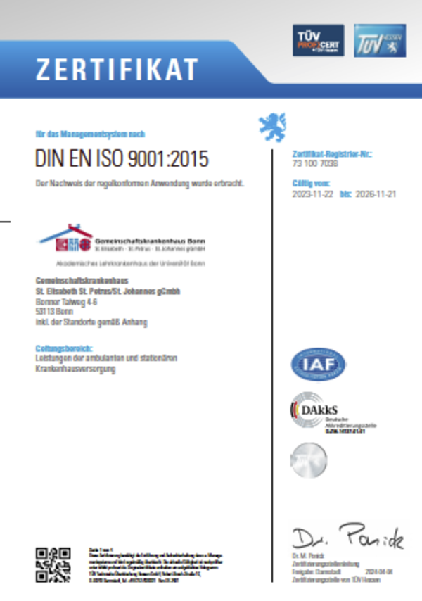 Zertifikat nach DIN EN ISO 9001:2015 mit Logos von TÜV, IAF und DAkkS sowie Unterschrift und QR-Code