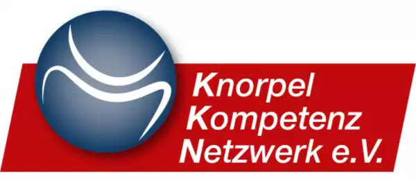Logo mit blauem Kreis und weißem stilisiertem Knorpelmotiv neben rotem Rechteck mit weißer Schrift 'Knorpel Kompetenz Netzwerk e.V.'
