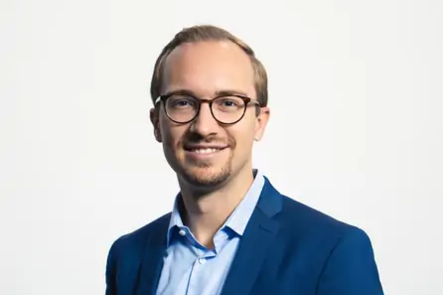 Herr Heistermann trägt einen blauen Anzug und ein hellblaues Hemd. Er steht in einer neutralen Pose.