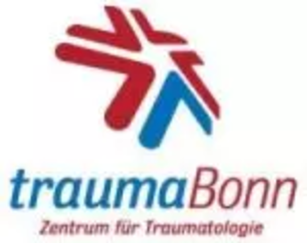 Abstraktes Logo mit roten und blauen Pfeilen, darunter der Schriftzug 'traumaBonn Zentrum für Traumatologie'