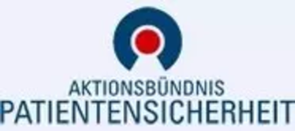 Logo des Aktionsbündnisses Patientensicherheit mit einem stilisierten roten Punkt in einem blauen Kreis über dem Schriftzug