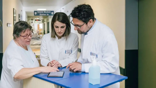 Das Team bespricht Einzelheiten vor der Visite.