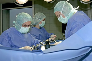 Gefäßchirurgen des Gemeinschaftskrankenhauses während einer Operation.
