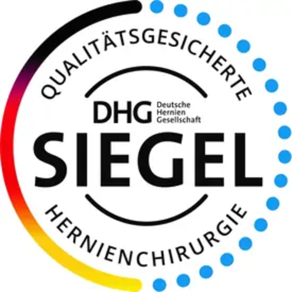 Rundes Siegel mit dem Text 'Qualitätsgesicherte Hernienchirurgie', 'DHG Deutsche Hernien Gesellschaft' und farbiger Umrandung in Schwarz, Rot und Gelb sowie blauen Punkten