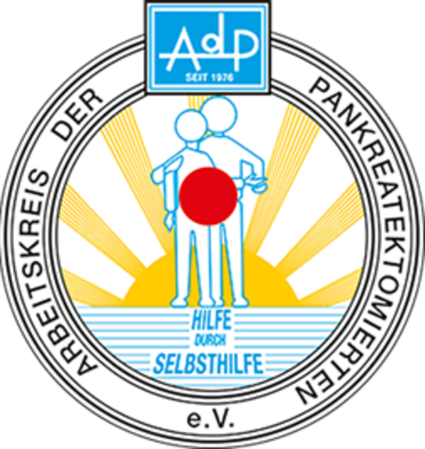 Rundes Logo mit stilisierten zwei Figuren, rotem Punkt auf der Mitte, Sonnenstrahlen im Hintergrund und dem Text 'Arbeitskreis der Pankreatektomierten e.V.' sowie 'Hilfe durch Selbsthilfe'
