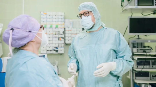 Ärtz_innen im Operationssaal