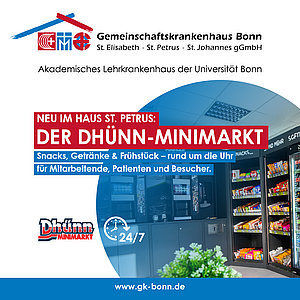 Werbetafel für den Dhünn-Minimarkt im Gemeinschaftskrankenhaus Bonn mit Regalen voller Snacks und Getränken
